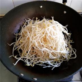 放入绿豆芽。