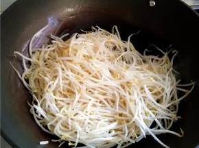 翻炒至变软。