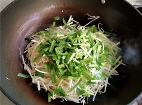 放入韭菜