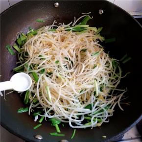 加入适量盐调味。