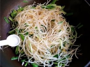 加入适量盐调味。