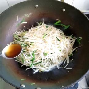 出锅前加入一勺香油炒匀出锅。