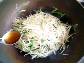 出锅前加入一勺香油炒匀出锅。