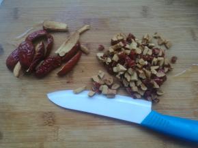 大枣洗净切成小粒。