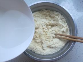 黄米面放入容器内，加入开水，边加边搅拌。