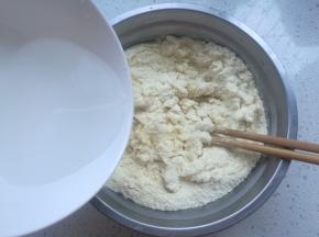 黄米面放入容器内，加入开水，边加边搅拌。