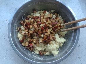 加入切好的大枣粒。