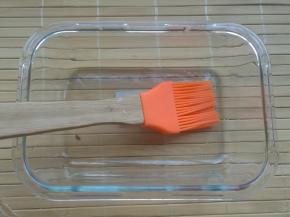 找一个耐热模具，四周刷油，不过还是铺保鲜膜最好。