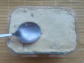 把黄米面混合物倒入模具内，用勺子压平。