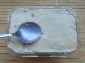 把黄米面混合物倒入模具内，用勺子压平。