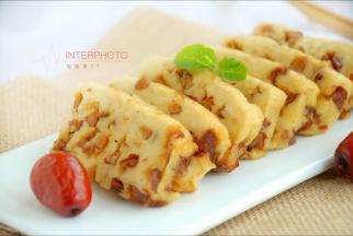 晾凉切成块装盘就可以吃了。