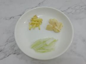 姜和葱切成条，大蒜用刀拍一下