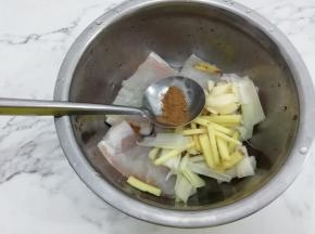在加入五香粉
