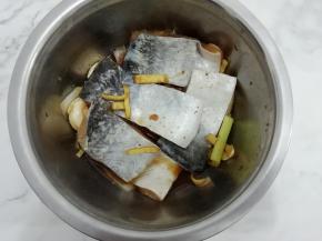 搅拌均匀，盖上保鲜膜放入冰箱腌制制四个小时，中间翻三四次