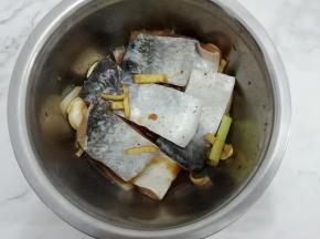 搅拌均匀，盖上保鲜膜放入冰箱腌制制四个小时，中间翻三四次