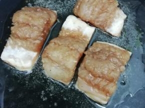 腌制好的鱼块取出，电饼铛中加入适量的油，然后将鱼块放入