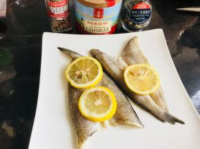 南极冰鱼，解冻后，用厨房纸将多余水分沥干。撒上少许的盐，白胡椒或者黑胡椒均可。放上柠檬片，腌制10分钟。
