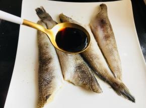 10分钟后，拿掉柠檬片，将豉油汁淋在鱼身上。涂抹均匀。配方用量仅供参考，具体口味根据自己口味酌情调节。