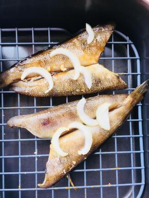 腌制好的鱼，放置到烤网上。在鱼身上放一些洋葱。量自由掌握