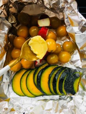 取一张锡纸，将蔬菜放在锡纸上，锡纸四边要足够大可以包裹住蔬菜。撒上适量的胡椒，盐。淋适量橄榄油，黄油放置在中间。将锡纸完全的包裹住蔬菜。