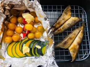 这部分我是同时烤的。如果你想鱼肉嫩嫩的，那么鱼的那部分也要包裹锡纸。