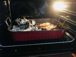 烤箱上火210，下火200.烤制30到40分钟。具体时间主要是倾向于蔬菜的成熟。鱼的成熟度，根据自己喜好，我是15分钟取出了鱼。蔬菜继续烤。