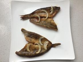 15分钟的鱼是这样的，不会特别干，肉质会有弹性。拿掉洋葱。就可以摆盘了。