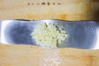 大蒜压成蒜粒备用