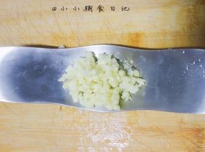 大蒜压成蒜粒备用