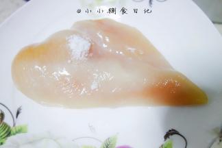 180g鸡胸肉洗净，用刀背拍松，注意可以让鸡胸肉口感更好，然后抹上1g的盐按摩按摩