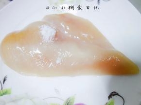 180g鸡胸肉洗净，用刀背拍松，注意可以让鸡胸肉口感更好，然后抹上1g的盐按摩按摩