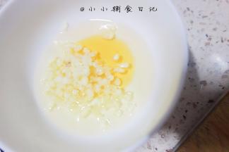 蜂蜜10g 玉米油/橄榄油20g 大蒜粒拌成汁