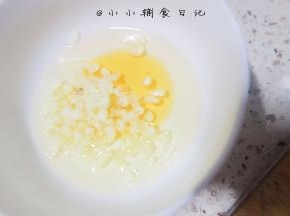 蜂蜜10g 玉米油/橄榄油20g 大蒜粒拌成汁