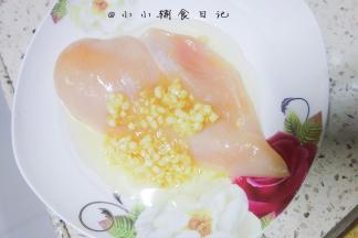 将刚才调好的料汁放上去继续按摩按摩