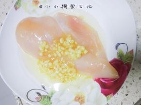 将刚才调好的料汁放上去继续按摩按摩