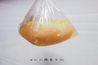 将鸡胸肉以及料汁装进袋子里放冰箱冷藏一夜入味