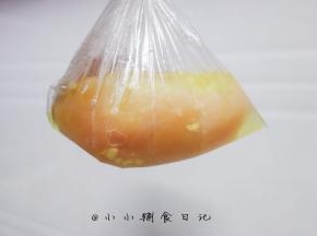 将鸡胸肉以及料汁装进袋子里放冰箱冷藏一夜入味
