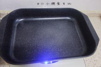 准备一个不粘盘用来煎鸡胸肉，因为有蜂蜜会很容易焦所以一定要不粘盘哦