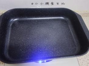 准备一个不粘盘用来煎鸡胸肉，因为有蜂蜜会很容易焦所以一定要不粘盘哦