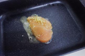 放入鸡胸肉以及那些料汁，小火煎