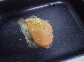 放入鸡胸肉以及那些料汁，小火煎