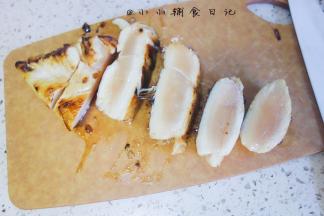 两面金黄以后拿出来切成块，因为中间还没有全熟，先煎后切可以让鸡块四面都煎的金黄色