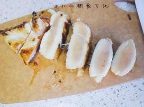 两面金黄以后拿出来切成块，因为中间还没有全熟，先煎后切可以让鸡块四面都煎的金黄色