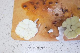 取一个大蒜对半切开