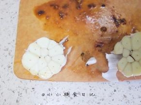 取一个大蒜对半切开