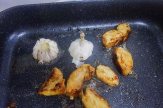 将鸡肉切面继续煎至金黄色 就全熟了