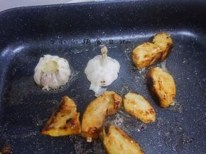 将鸡肉切面继续煎至金黄色 就全熟了