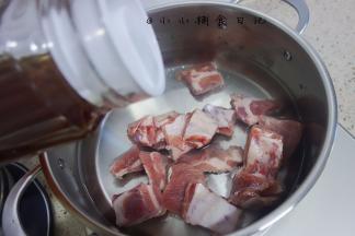 冷水加入猪肋排加一大勺料酒