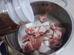 冷水加入猪肋排加一大勺料酒