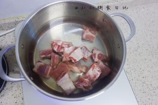 冷水跟猪肋排一起放在锅里煮出杂质